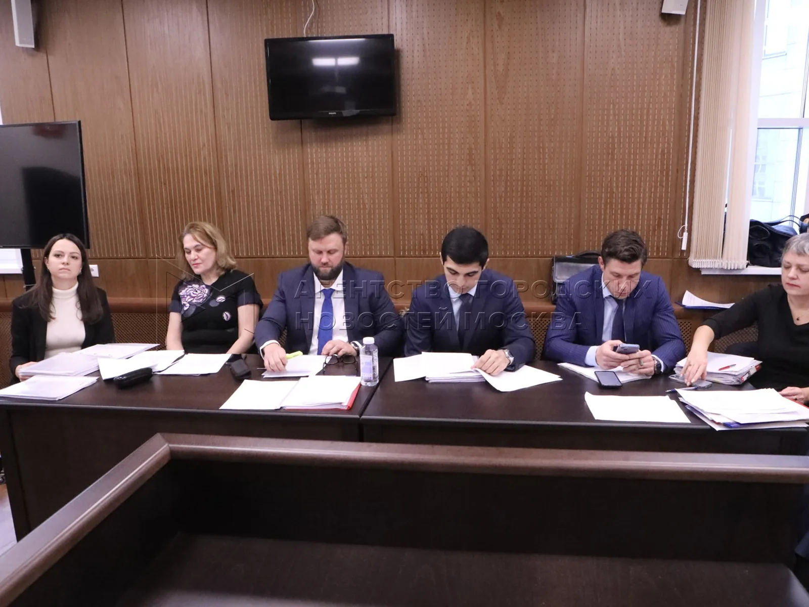 Attorneys Kristina Tsypkalo and Dmitry Malyutov in the Tverskoy District Court of Moscow at a hearing in the Tushite Svet case, 22 December 2022